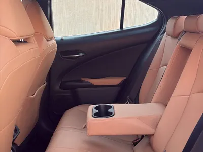 2024 لكزس يو إكس اتش300