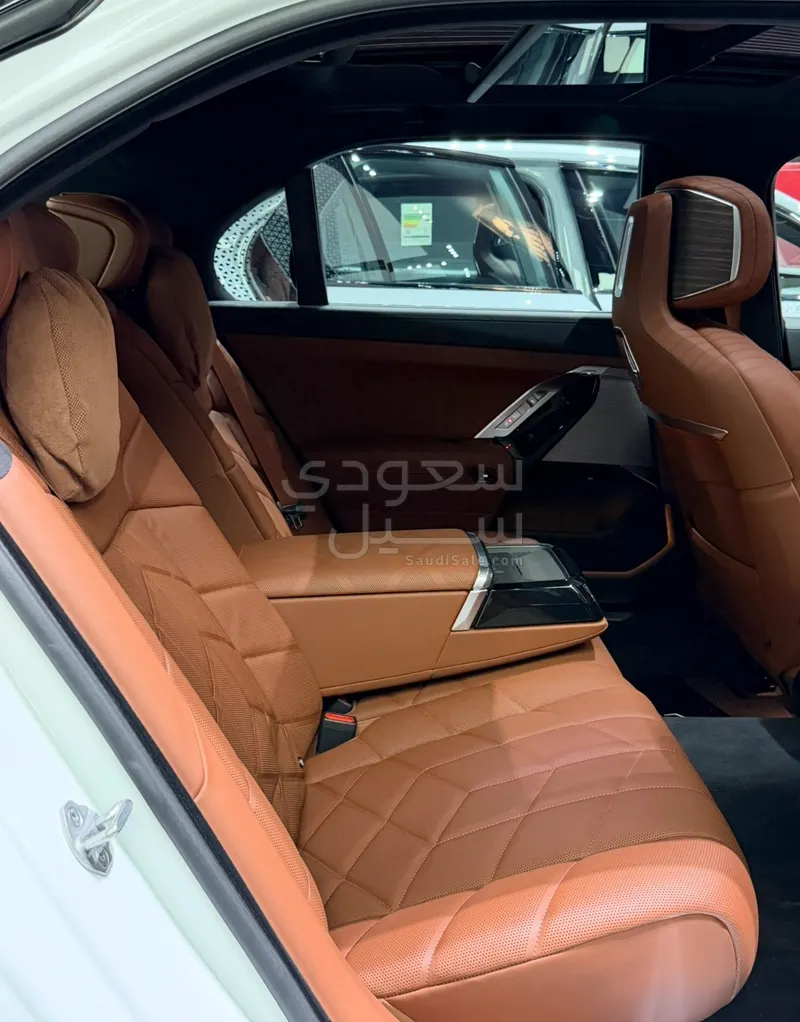 2025 بي ام دبليو الفئة السابعة 740 إل أي