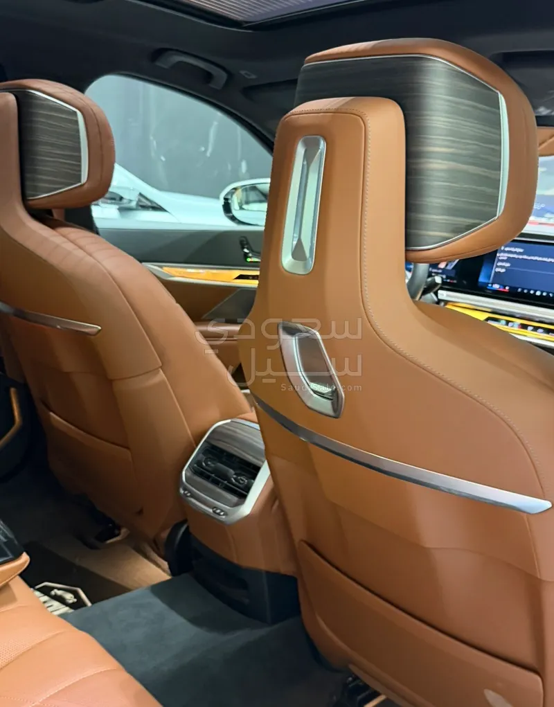 2025 بي ام دبليو الفئة السابعة 740 إل أي