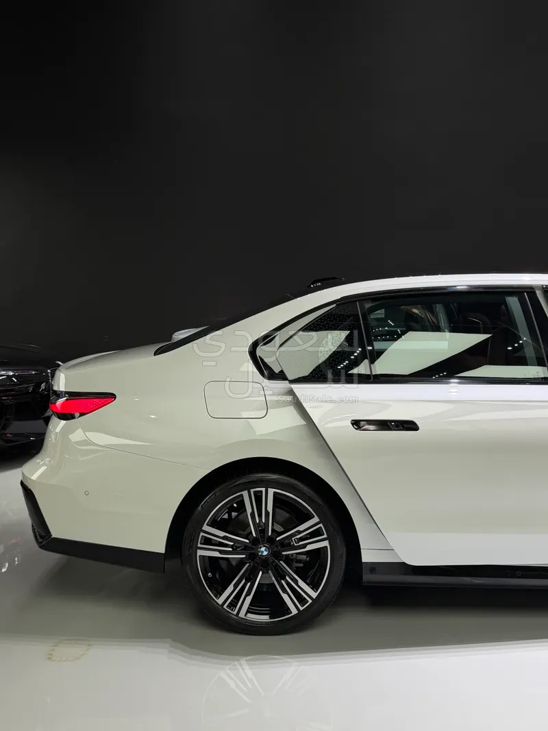 2025 بي ام دبليو الفئة السابعة 740 إل أي