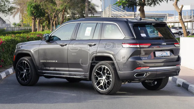2025 جييب جراند شيروكي ساميت