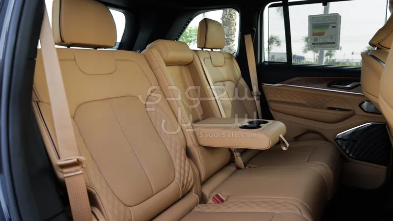 2025 جييب جراند شيروكي ساميت