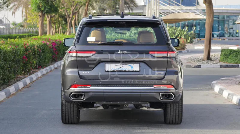 2025 جييب جراند شيروكي ساميت