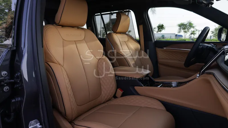 2025 جييب جراند شيروكي ساميت