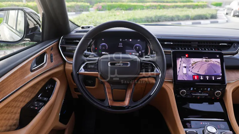 2025 جييب جراند شيروكي ساميت