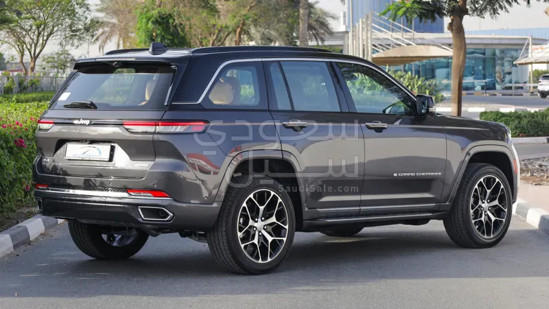 2025 جييب جراند شيروكي ساميت