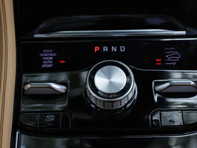 2025 جييب جراند شيروكي ساميت