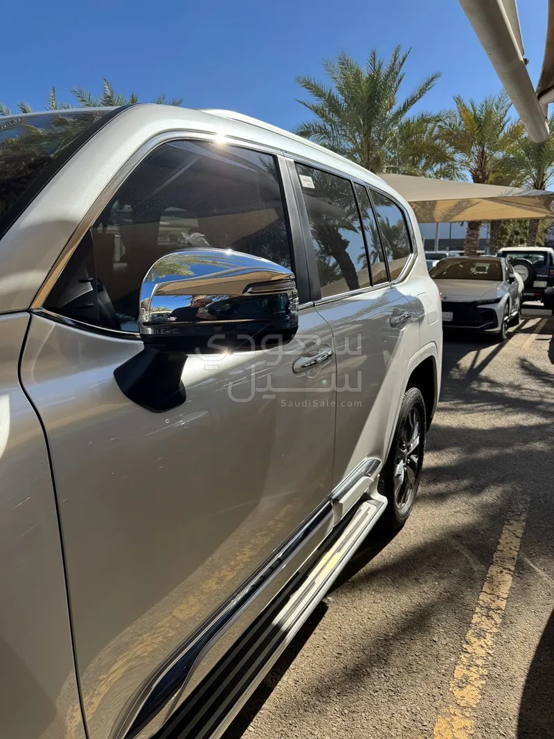 2025 تويوتا لاند كروزر في اكس ار