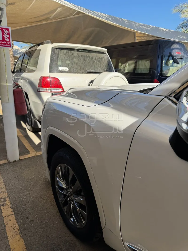 2025 تويوتا لاند كروزر في اكس ار