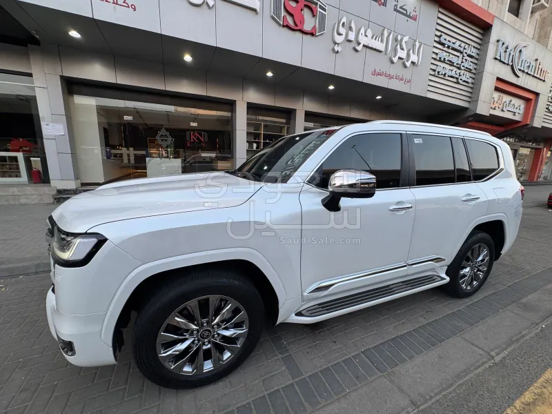 2025 تويوتا لاند كروزر في اكس ار