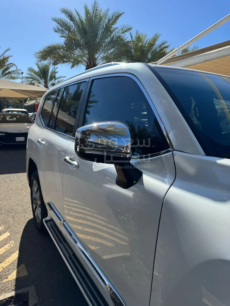 2025 تويوتا لاند كروزر في اكس ار