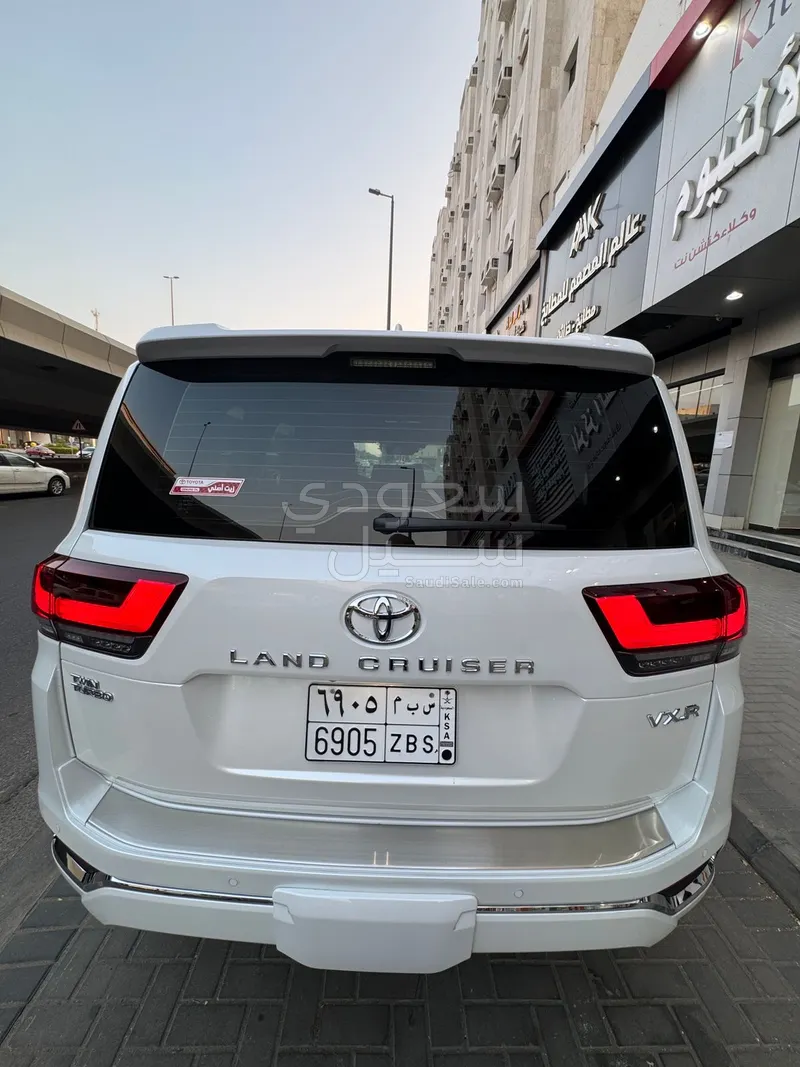 2025 تويوتا لاند كروزر في اكس ار