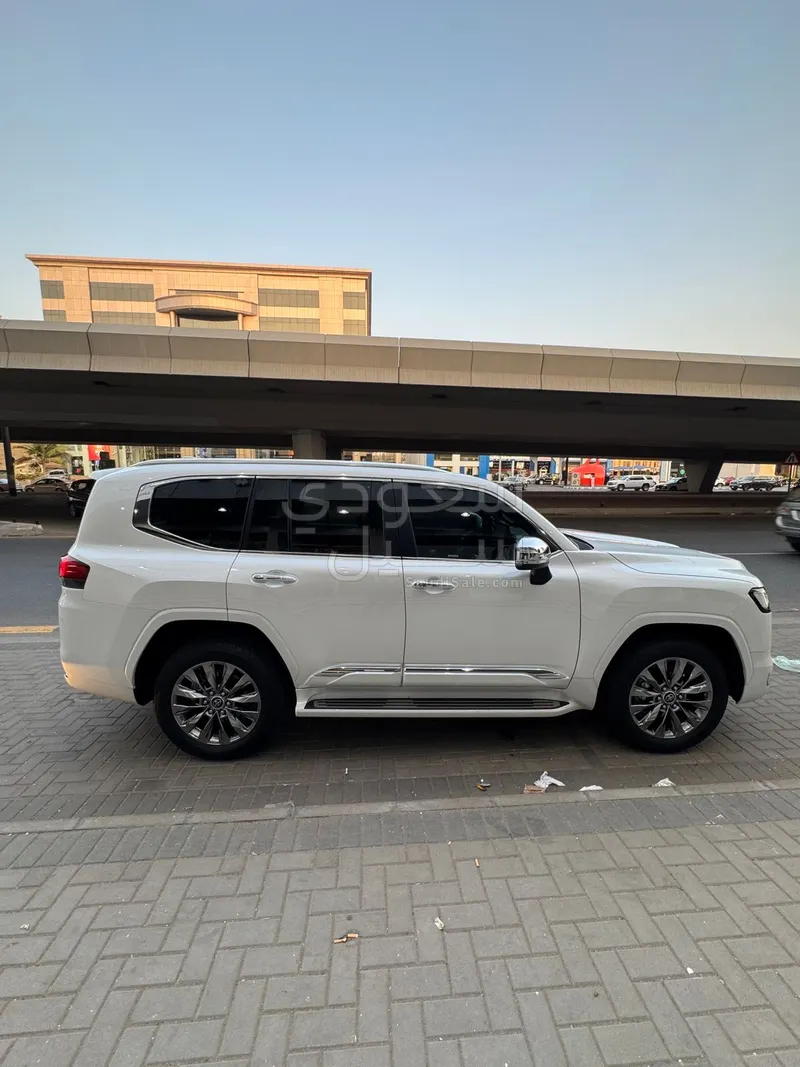 2025 تويوتا لاند كروزر في اكس ار