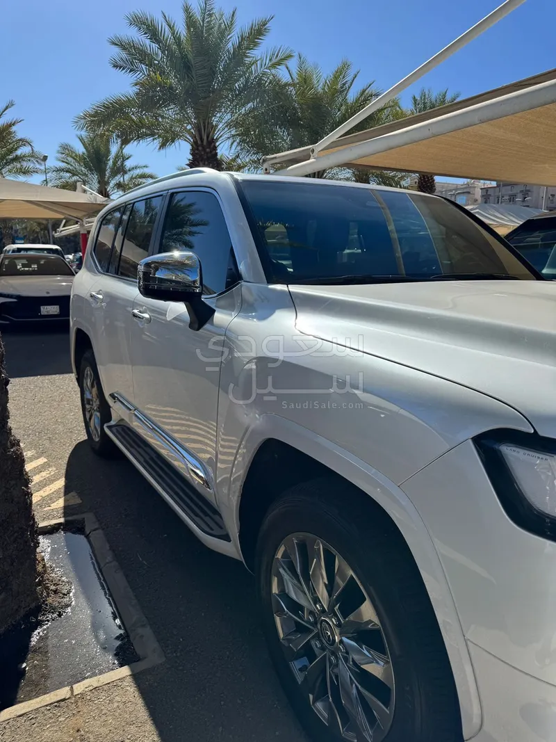 2025 تويوتا لاند كروزر في اكس ار