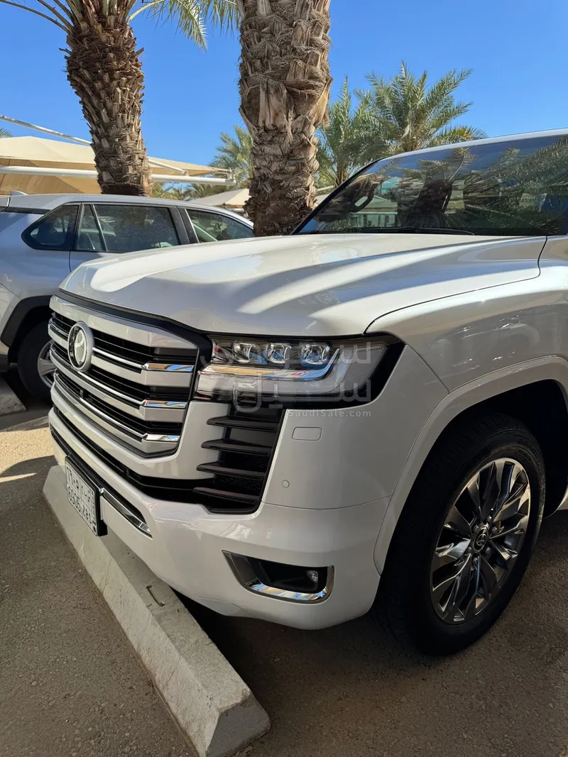 2025 تويوتا لاند كروزر في اكس ار