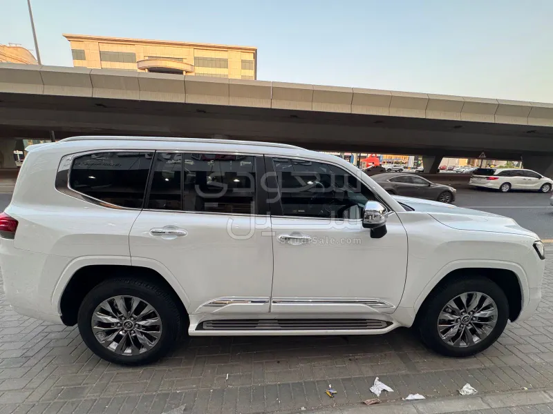 2025 تويوتا لاند كروزر في اكس ار