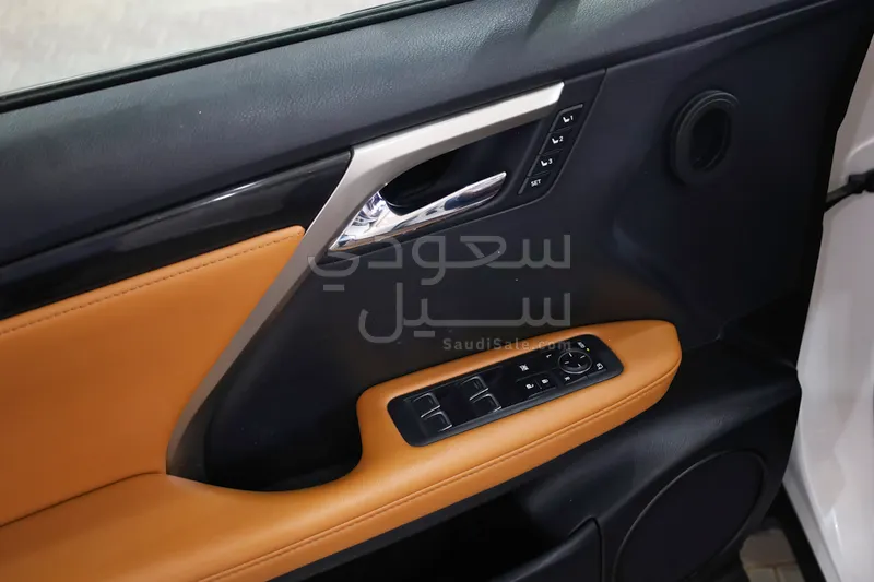 2022 لكزس أر إكس 350