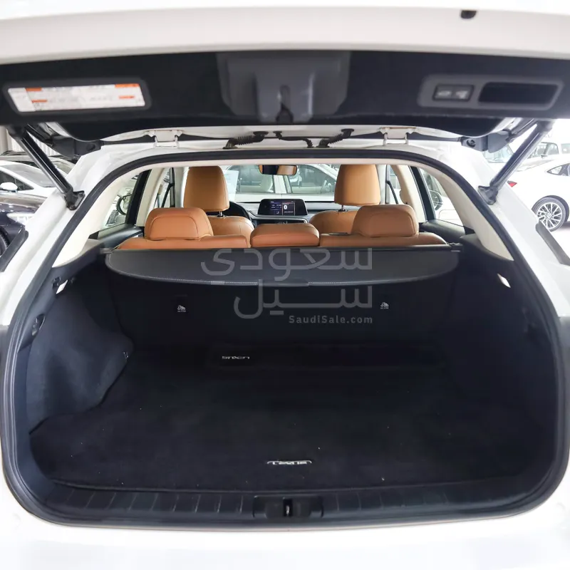 2022 لكزس أر إكس 350