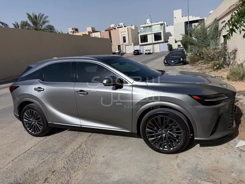 2023 لكزس أر إكس 350