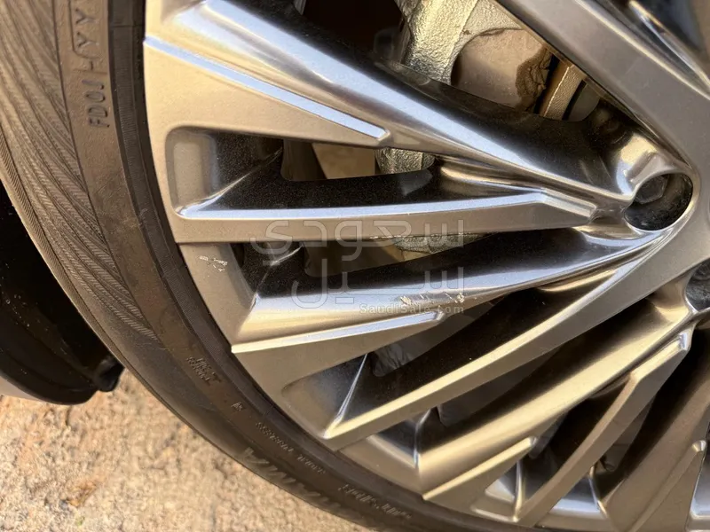 2023 لكزس أر إكس 350