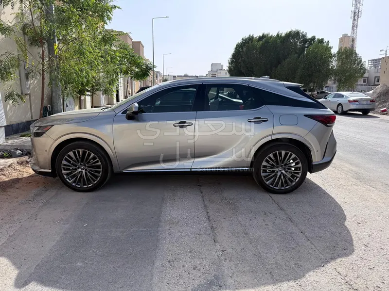 2023 لكزس أر إكس 350