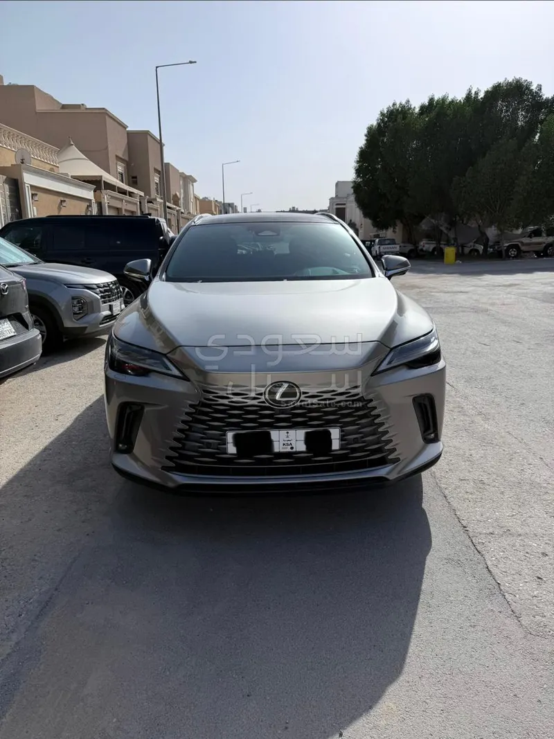 2023 لكزس أر إكس 350