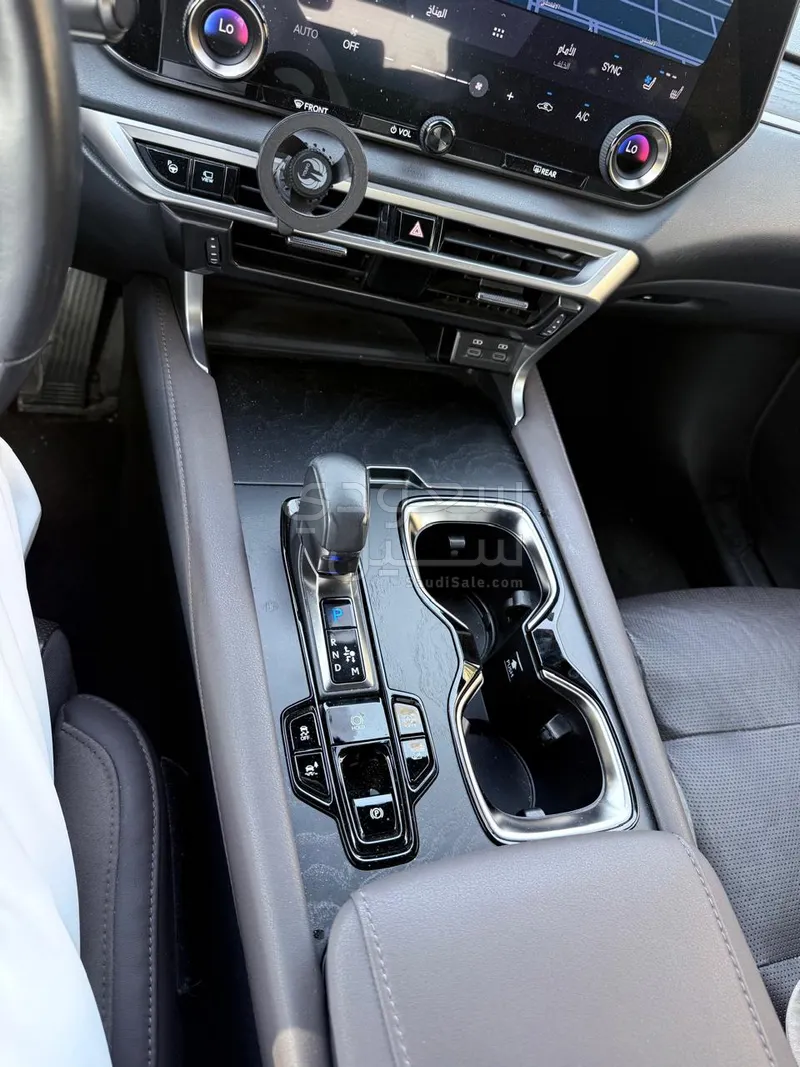 2023 لكزس أر إكس 350