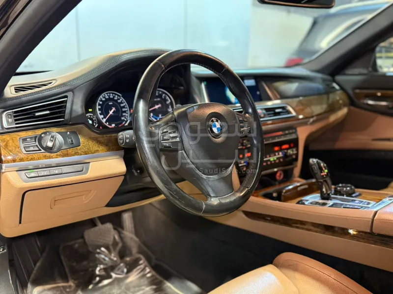 2015 بي ام دبليو الفئة السابعة 740 إل أي إنديفيجوال