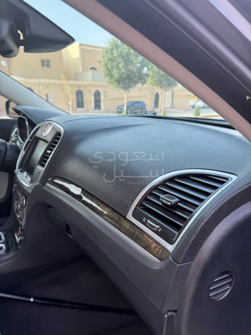 2016 كرايسلر 300 سي اكزكتيف