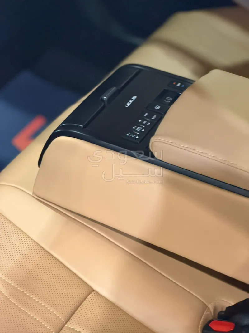 2023 لكزس إي إس 350