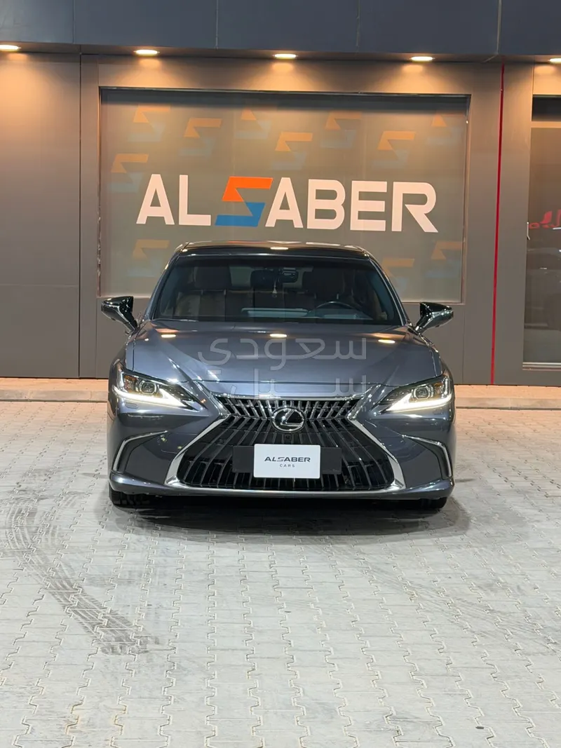 2023 لكزس إي إس 350