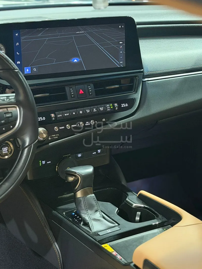 2023 لكزس إي إس 350