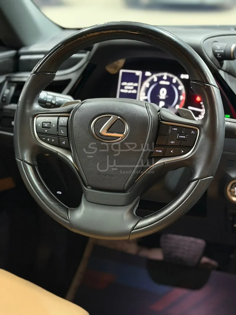 2023 لكزس إي إس 350