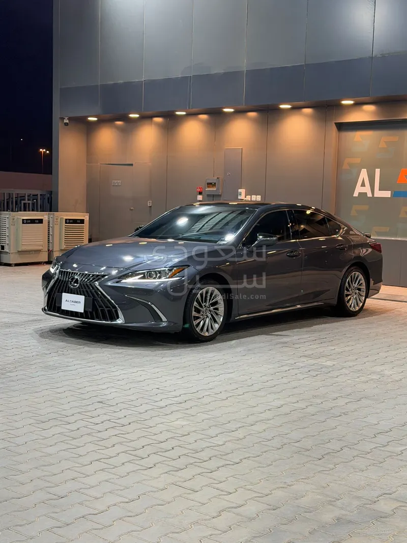 2023 لكزس إي إس 350