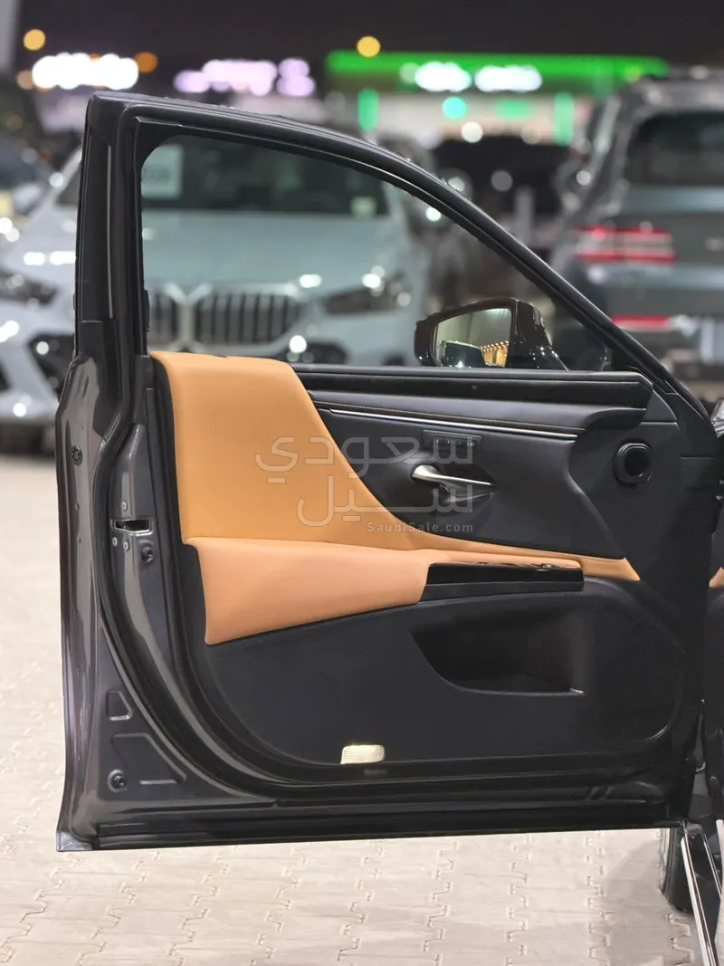 2023 لكزس إي إس 350