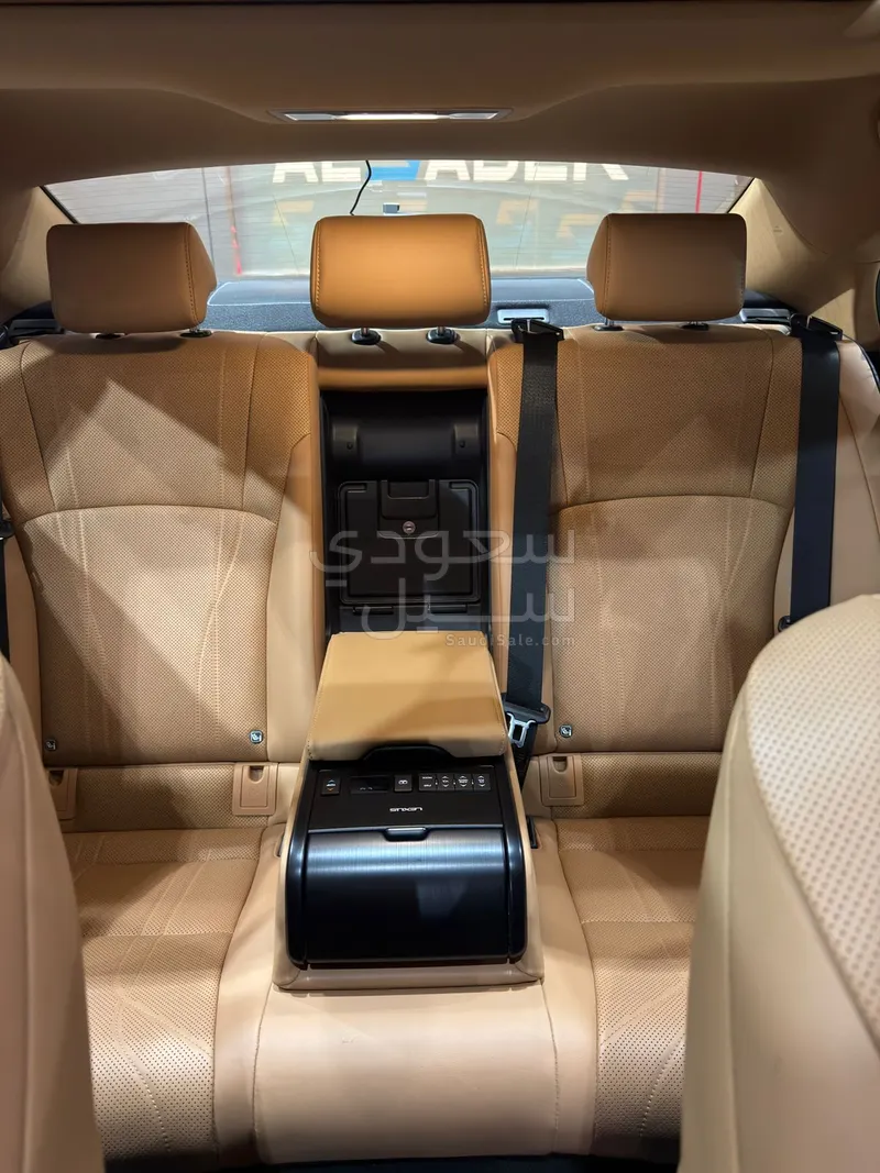 2023 لكزس إي إس 350