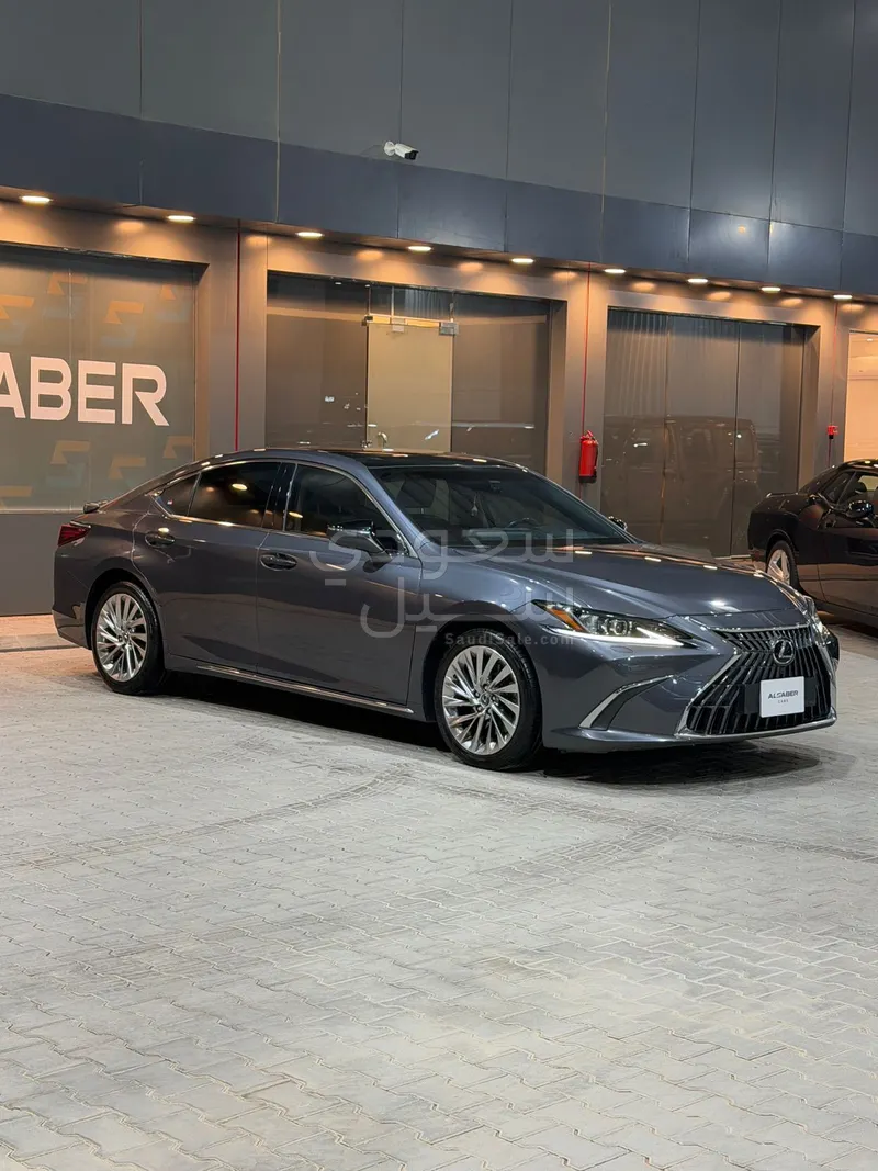 2023 لكزس إي إس 350