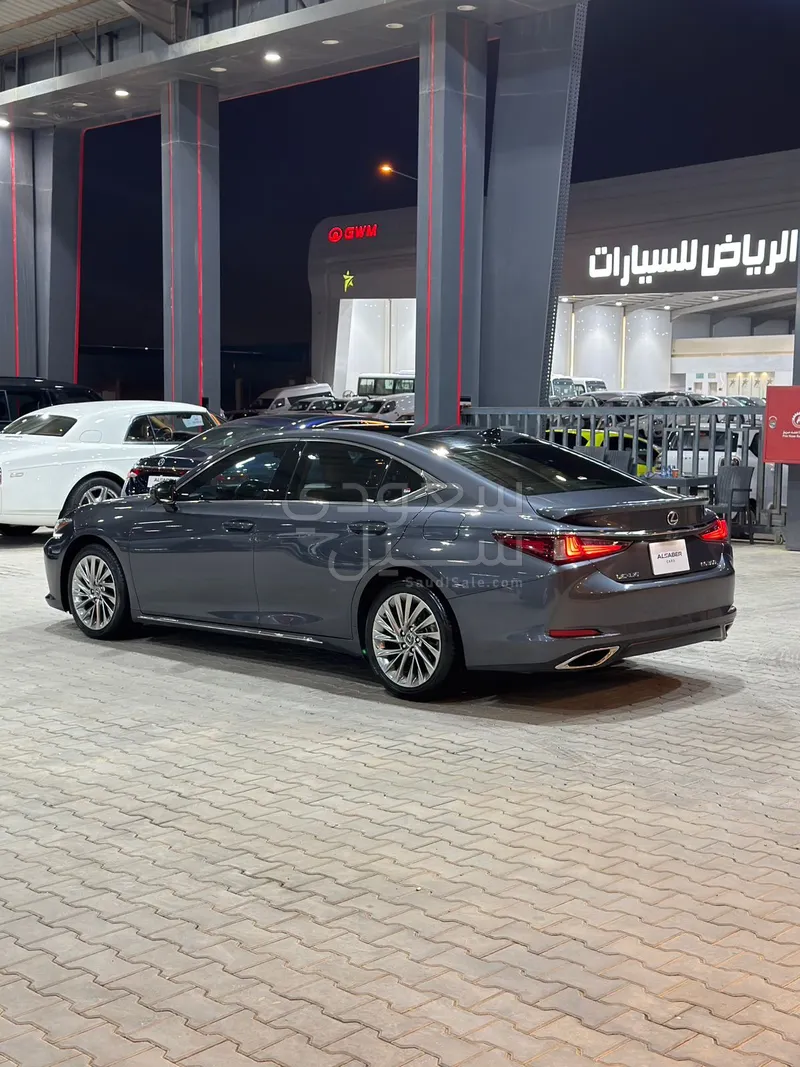 2023 لكزس إي إس 350