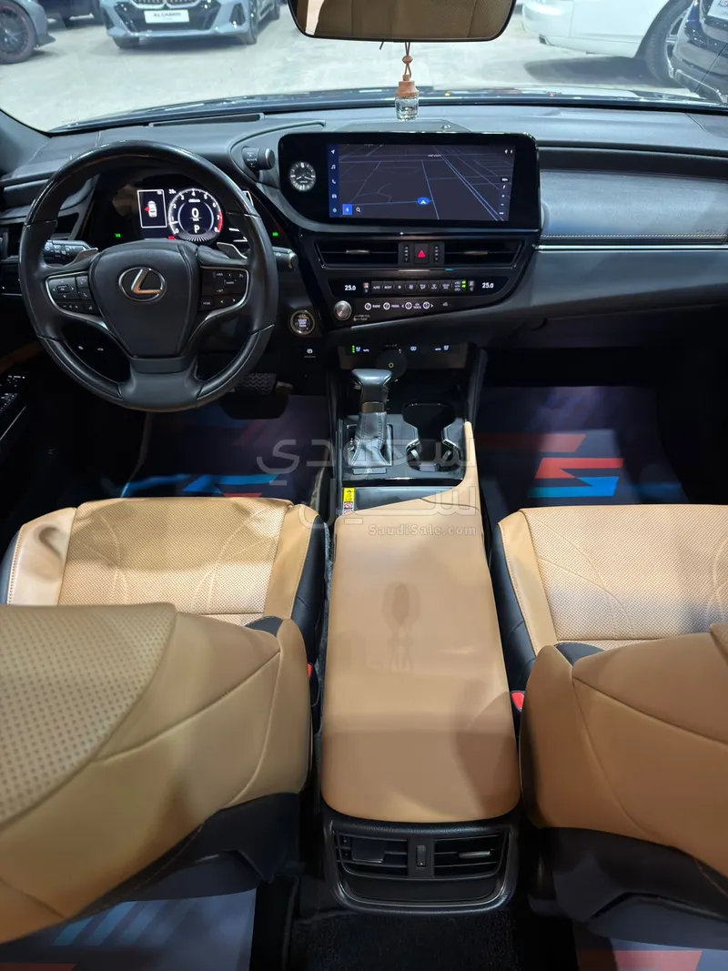 2023 لكزس إي إس 350