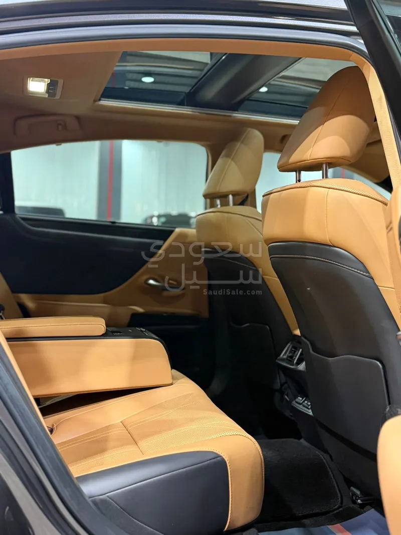 2023 لكزس إي إس 350