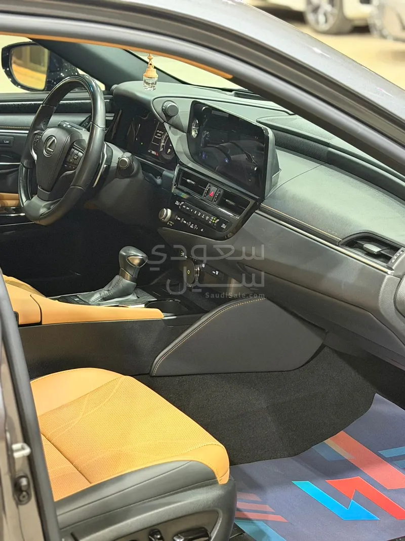 2023 لكزس إي إس 350