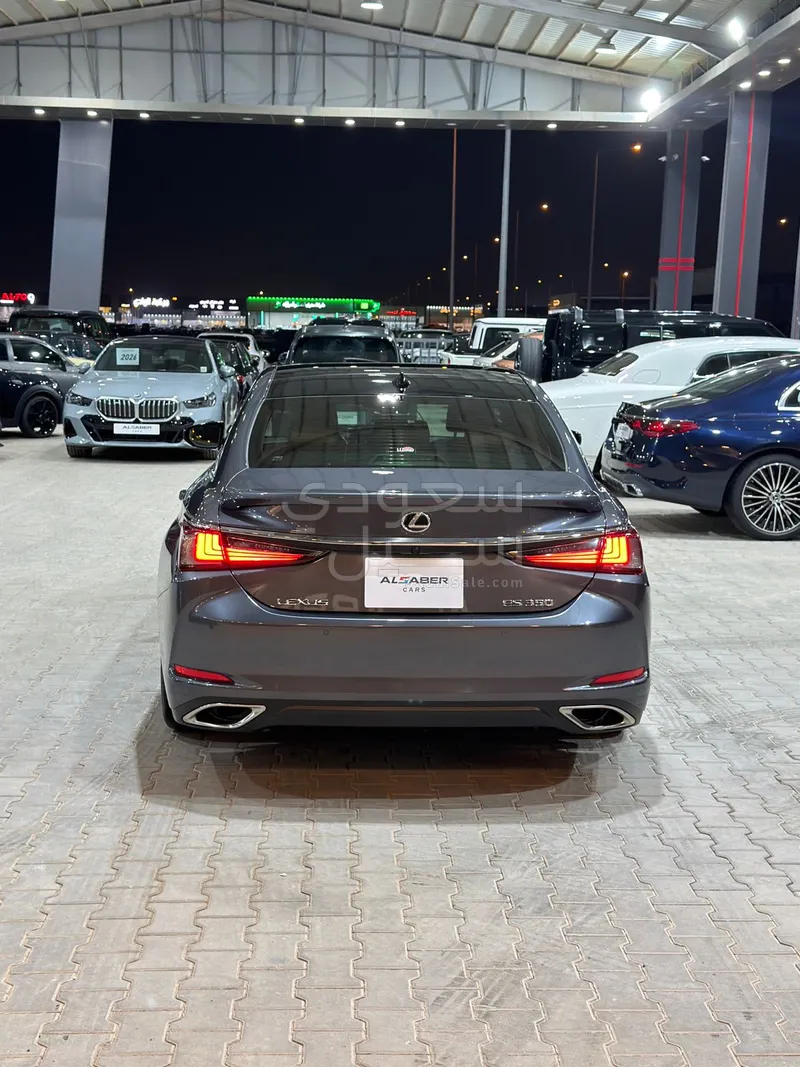 2023 لكزس إي إس 350