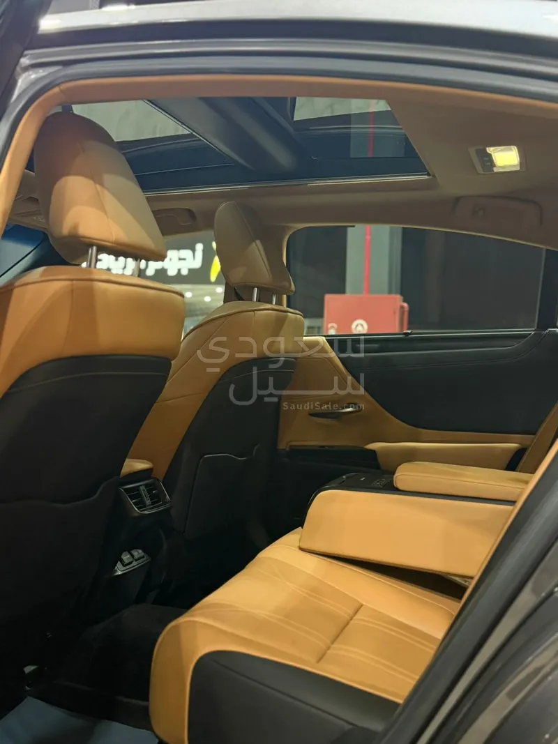 2023 لكزس إي إس 350
