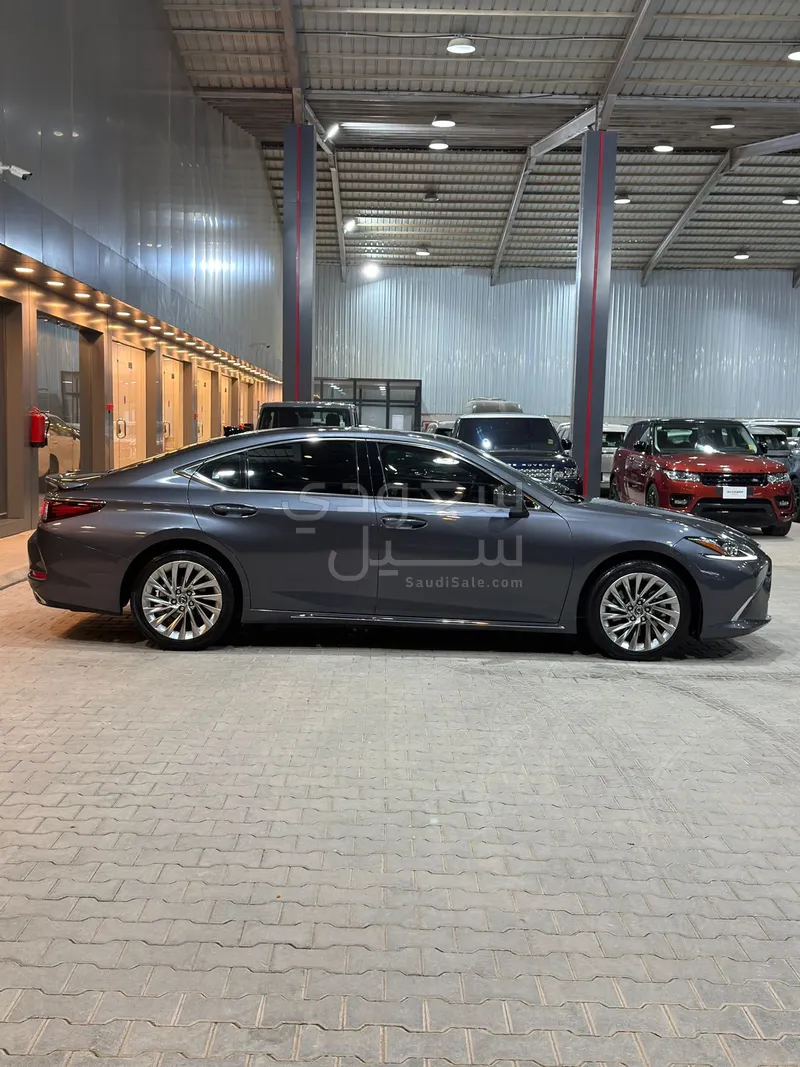 2023 لكزس إي إس 350