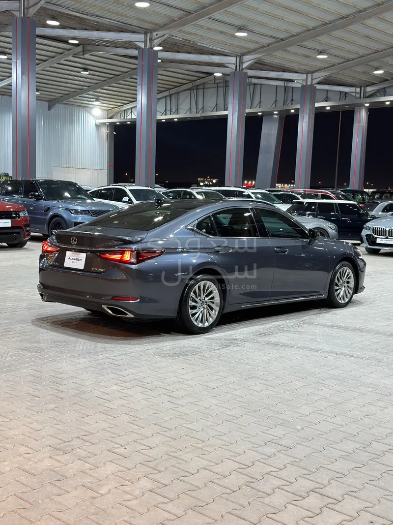 2023 لكزس إي إس 350