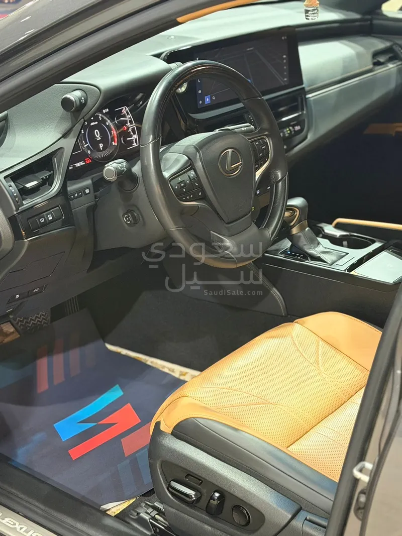 2023 لكزس إي إس 350