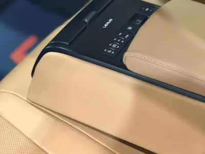 2023 لكزس إي إس 350