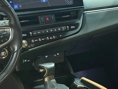 2023 لكزس إي إس 350