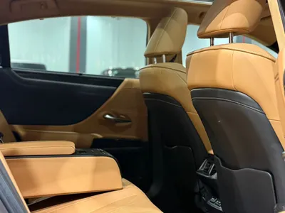 2023 لكزس إي إس 350