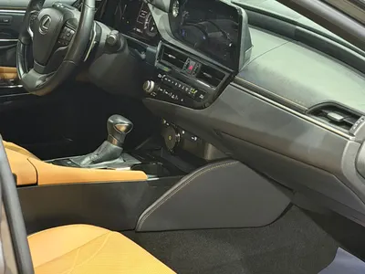 2023 لكزس إي إس 350